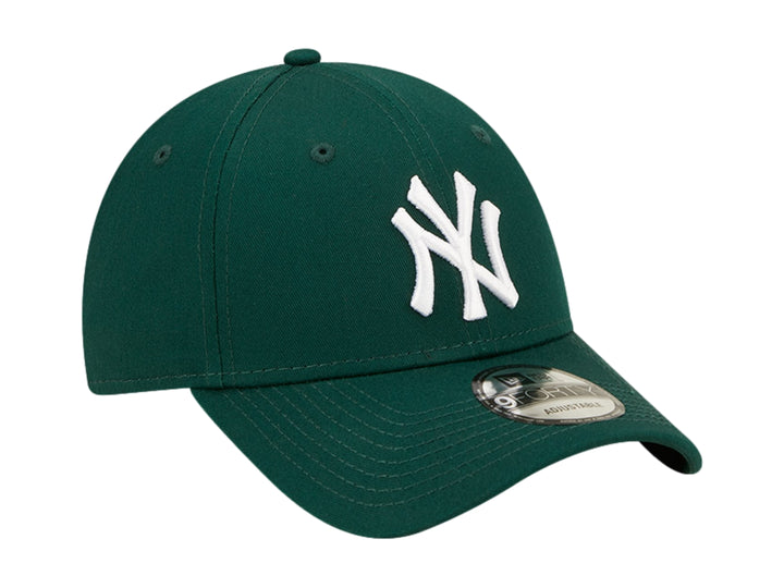 Gorra de béisbol New Era color verde oscuro con logo de los New York Yankees bordado en blanco.