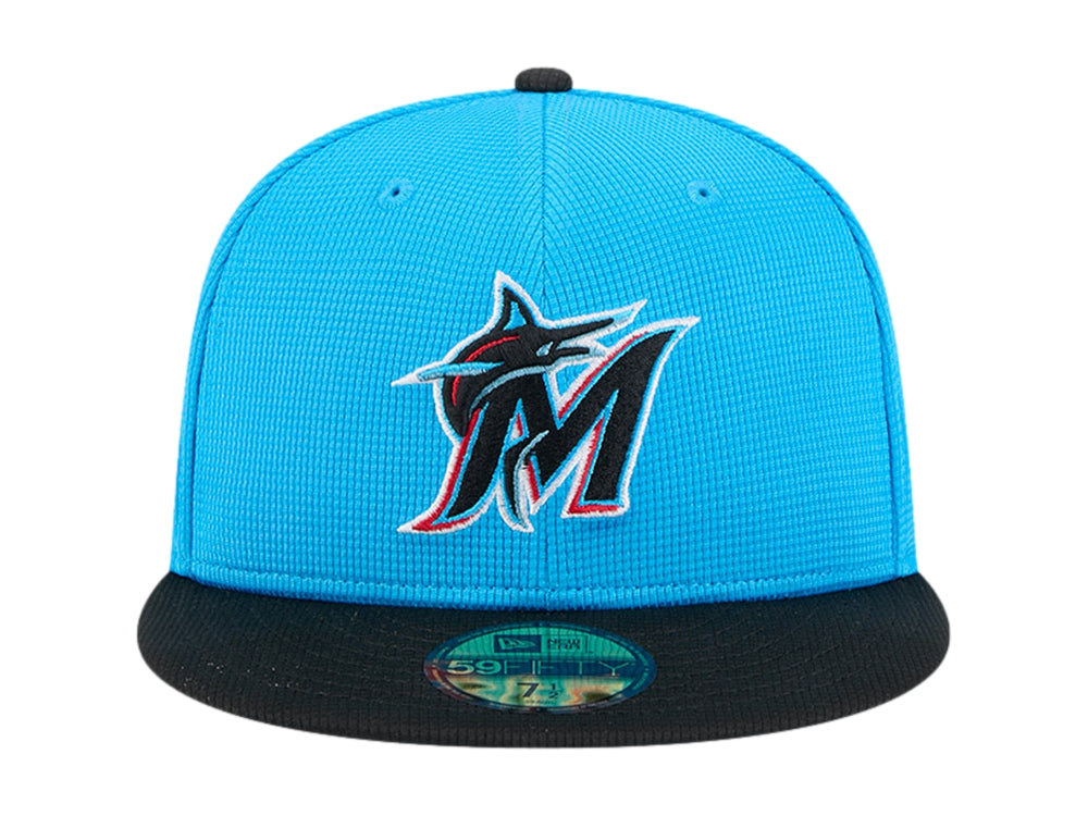 Gorra New Era de los Miami Marlins en color azul con visera negra y logotipo bordado al frente.