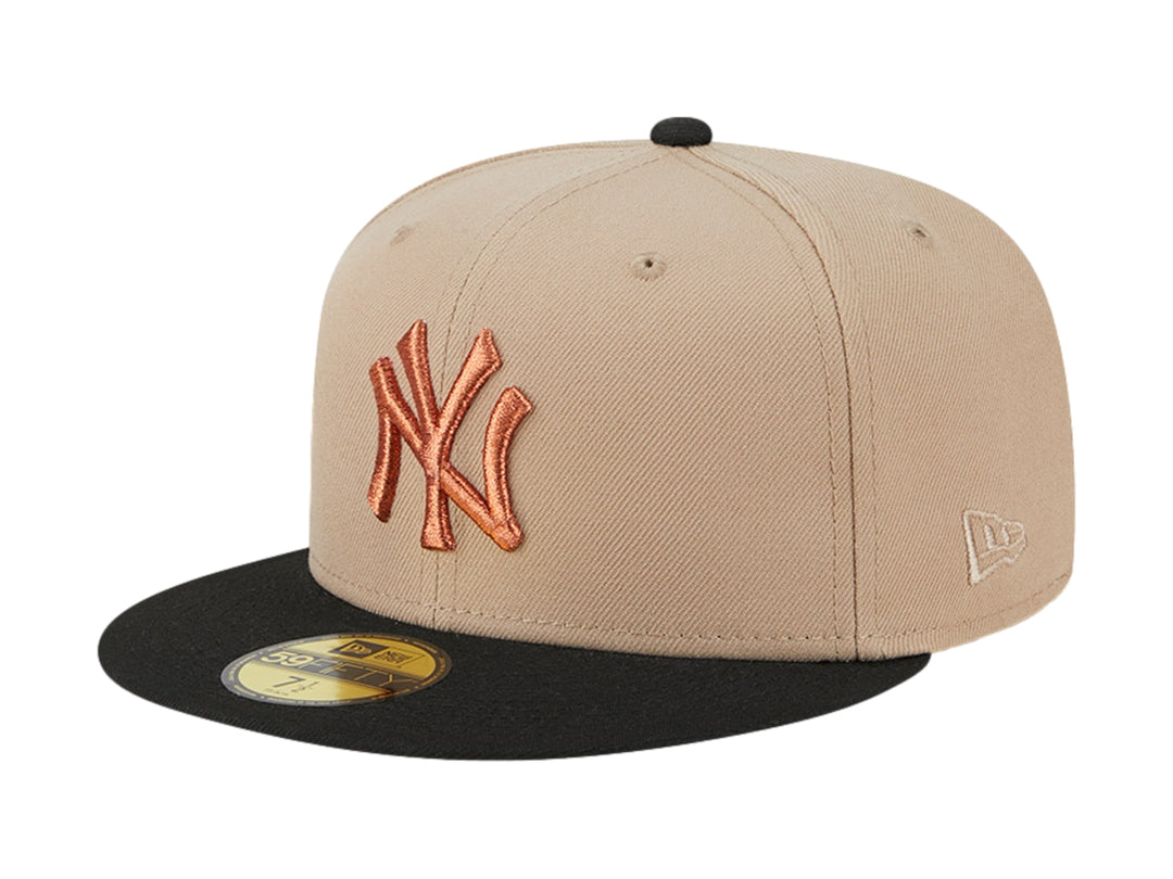 Gorra New Era color camel con visera negra y logotipo bordado en naranja al frente.