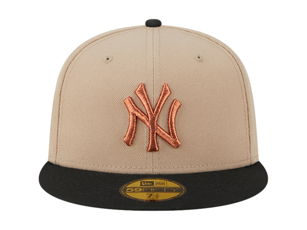 Gorra New Era color camel con visera negra y logotipo bordado en naranja al frente.