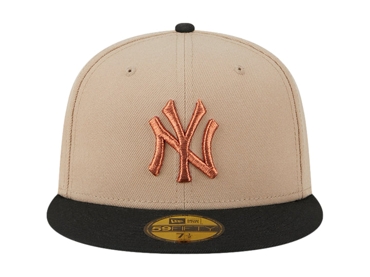 Gorra New Era color camel con visera negra y logotipo bordado en naranja al frente.