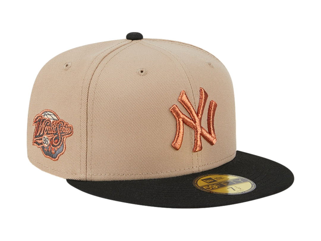 Gorra New Era color camel con visera negra y logotipo bordado en naranja al frente.