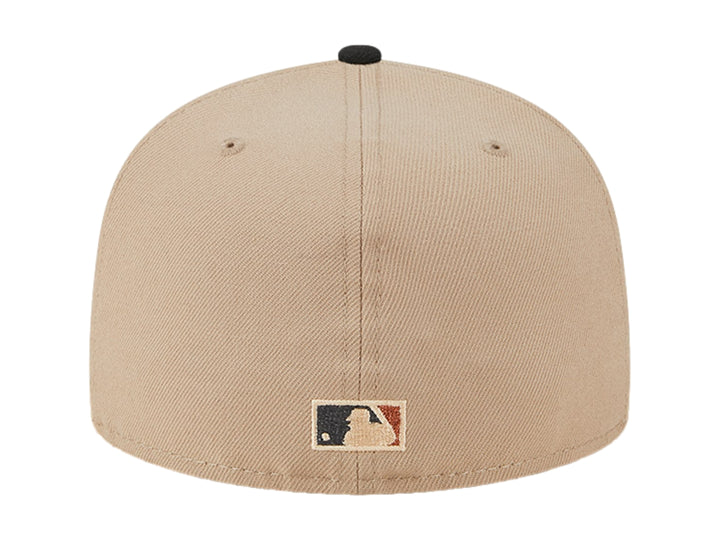 Gorra New Era color camel con visera negra y logotipo bordado en naranja al frente.