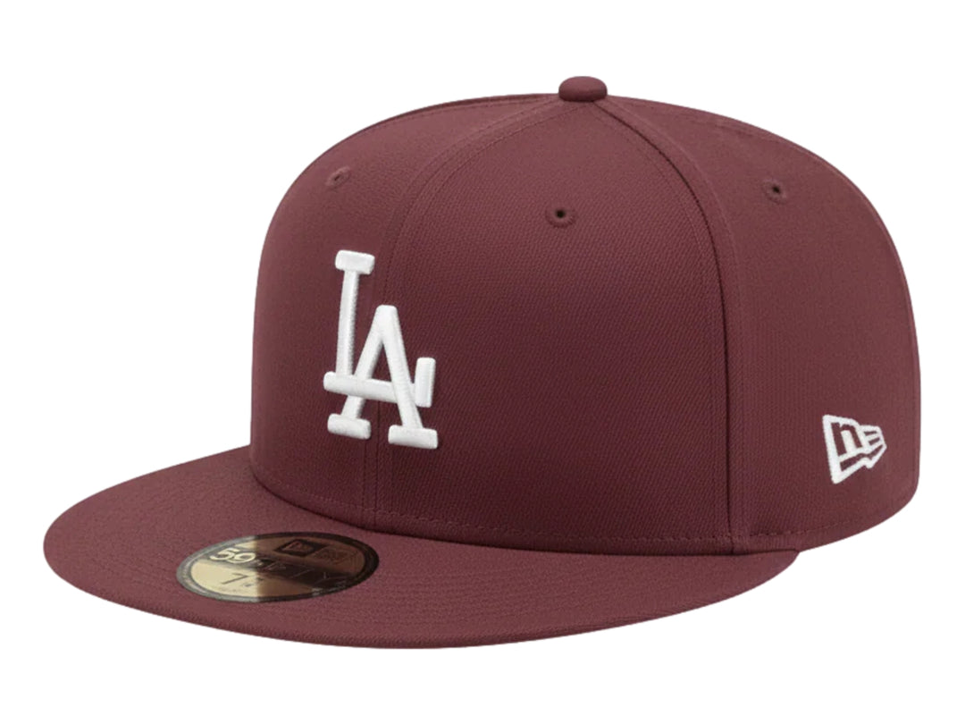 Gorra New Era de color púrpura oscuro con logotipo de los Dodgers de Los Ángeles bordado en blanco al frente.