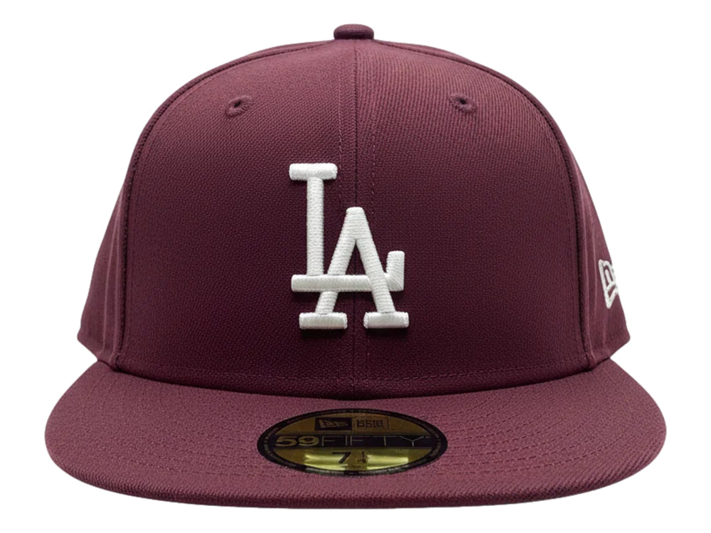 Gorra New Era de color púrpura oscuro con logotipo de los Dodgers de Los Ángeles bordado en blanco al frente.