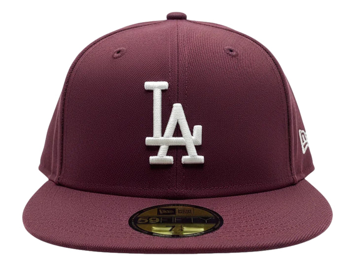 Gorra New Era de color púrpura oscuro con logotipo de los Dodgers de Los Ángeles bordado en blanco al frente.