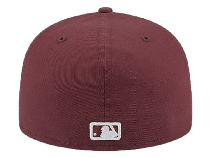 Gorra New Era de color púrpura oscuro con logotipo de los Dodgers de Los Ángeles bordado en blanco al frente.