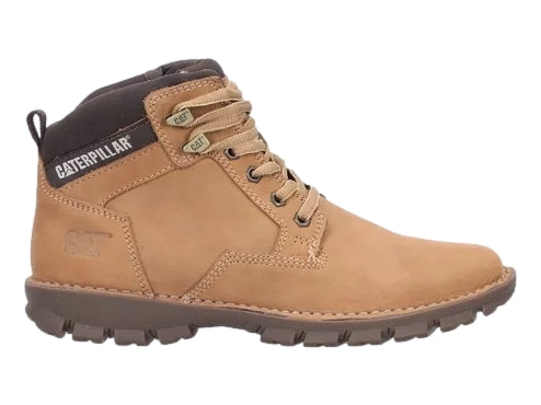 Bota Caterpillar color miel de piel nubuck con suela marrón oscuro y cordones.