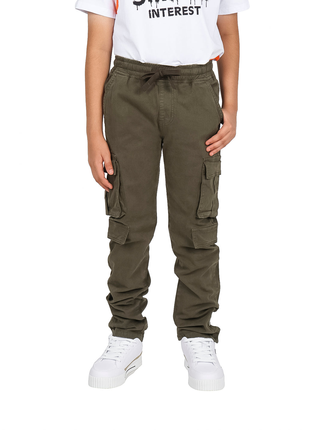 Pantalón cargo color verde oliva para niño con bolsillos laterales y cintura ajustable.