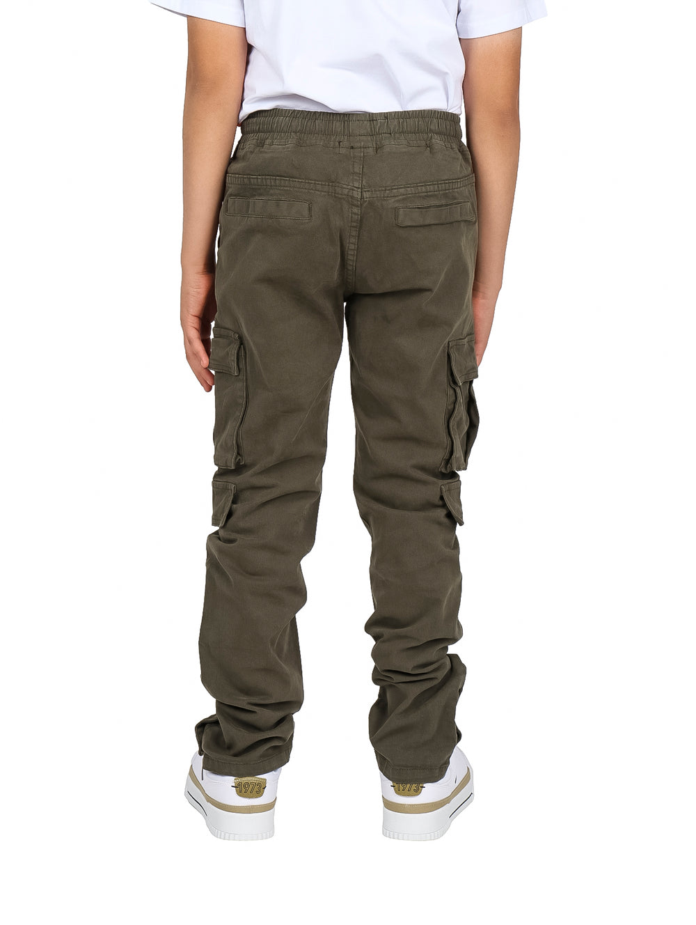 Pantalón cargo color verde oliva para niño con bolsillos laterales y cintura ajustable.