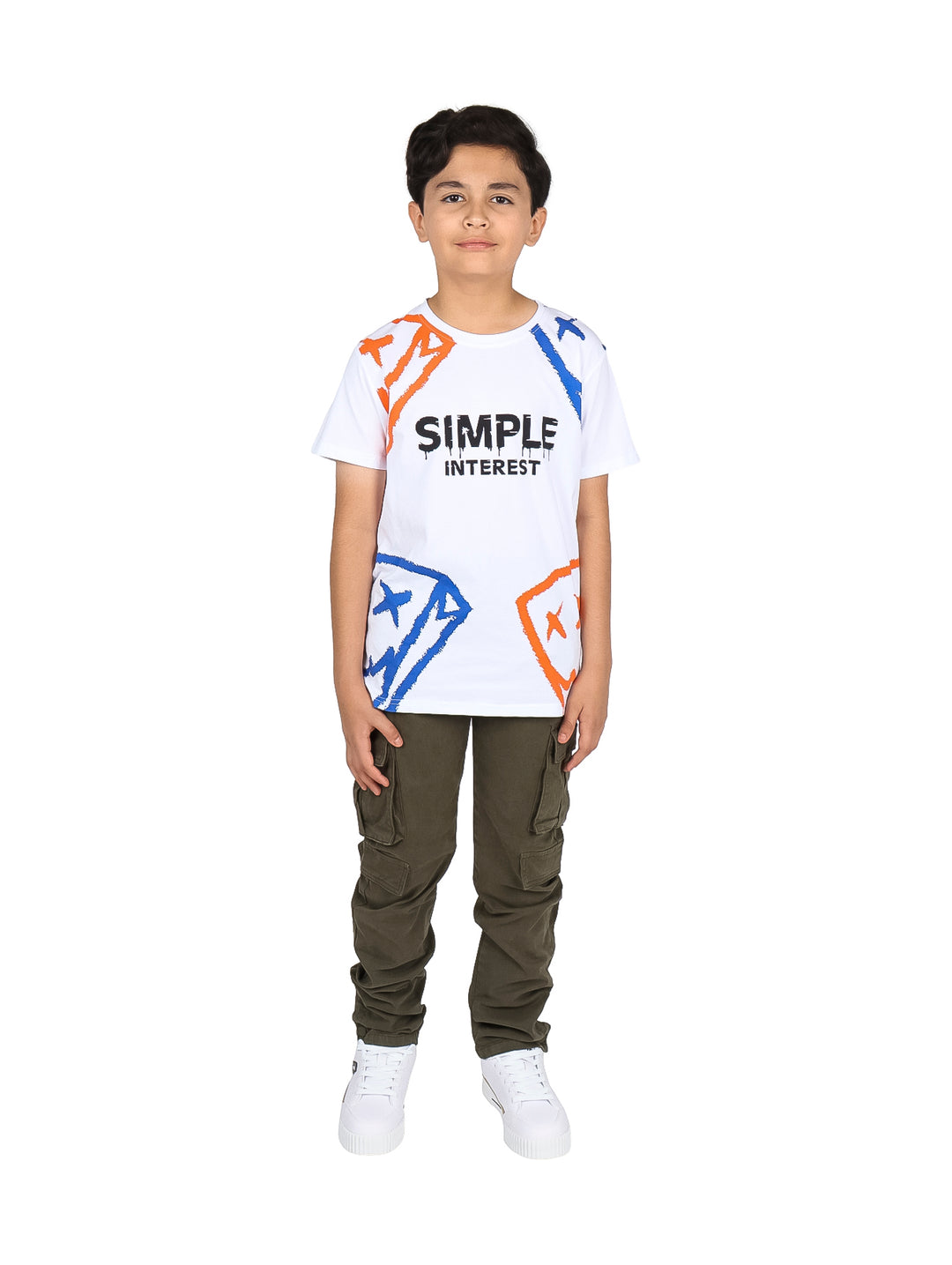 Pantalón cargo color verde oliva para niño con bolsillos laterales y cintura ajustable.