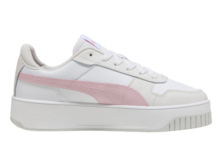 Tenis PUMA Carina Street blancos con detalle en rosa y suela de plataforma blanca.