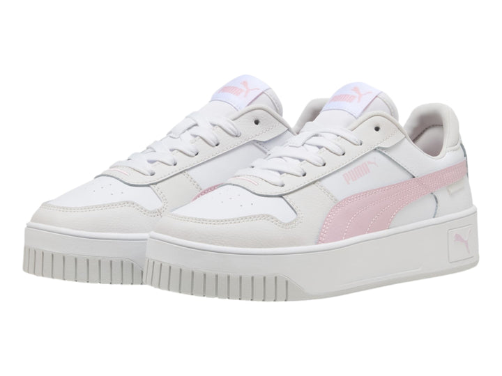 Tenis PUMA Carina Street blancos con detalle en rosa y suela de plataforma blanca.