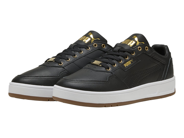 Tenis PUMA Court Classic Lux color negro con suela blanca y detalles en dorado.
