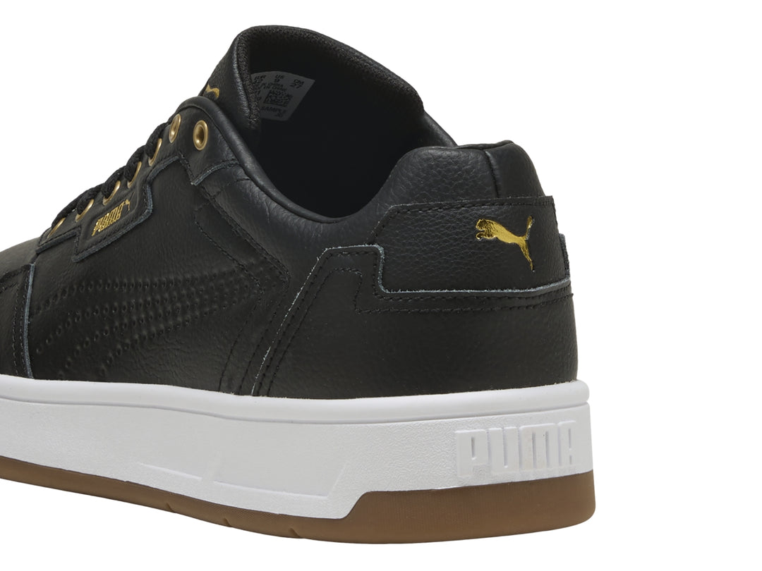 Tenis PUMA Court Classic Lux color negro con suela blanca y detalles en dorado.