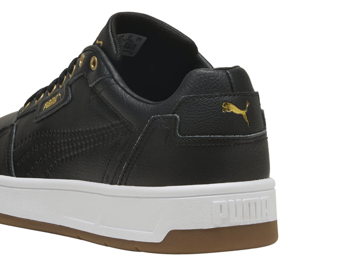 Tenis PUMA Court Classic Lux color negro con suela blanca y detalles en dorado.