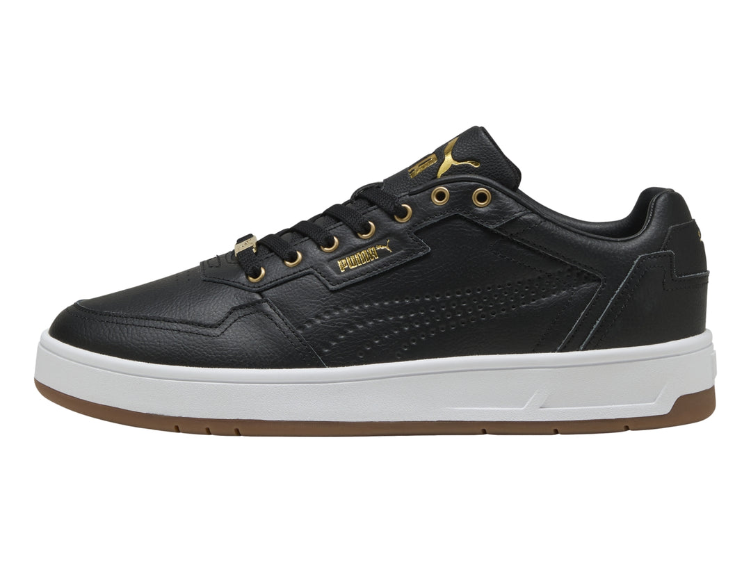 Tenis PUMA Court Classic Lux color negro con suela blanca y detalles en dorado.