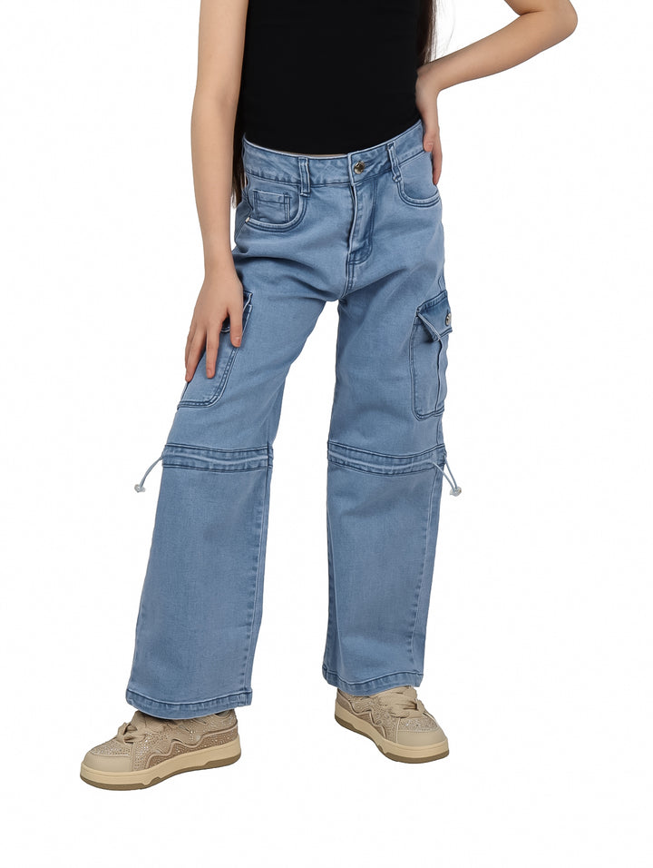 Pantalones cargo de mezclilla azul claro para niña con bolsillos laterales y detalles en las rodillas.