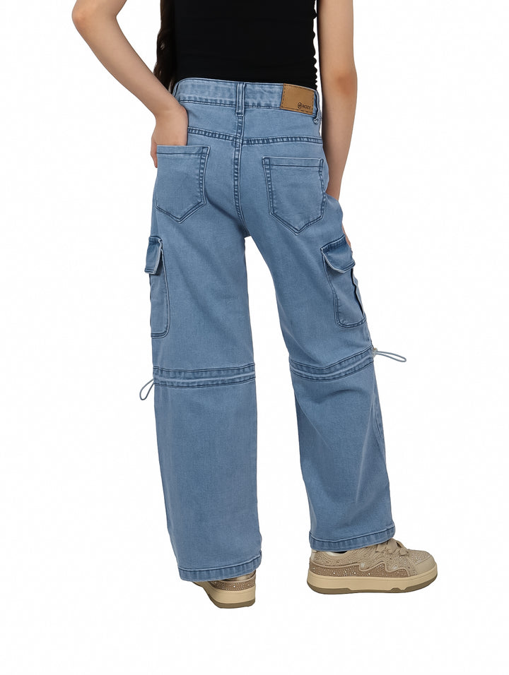 Pantalones cargo de mezclilla azul claro para niña con bolsillos laterales y detalles en las rodillas.