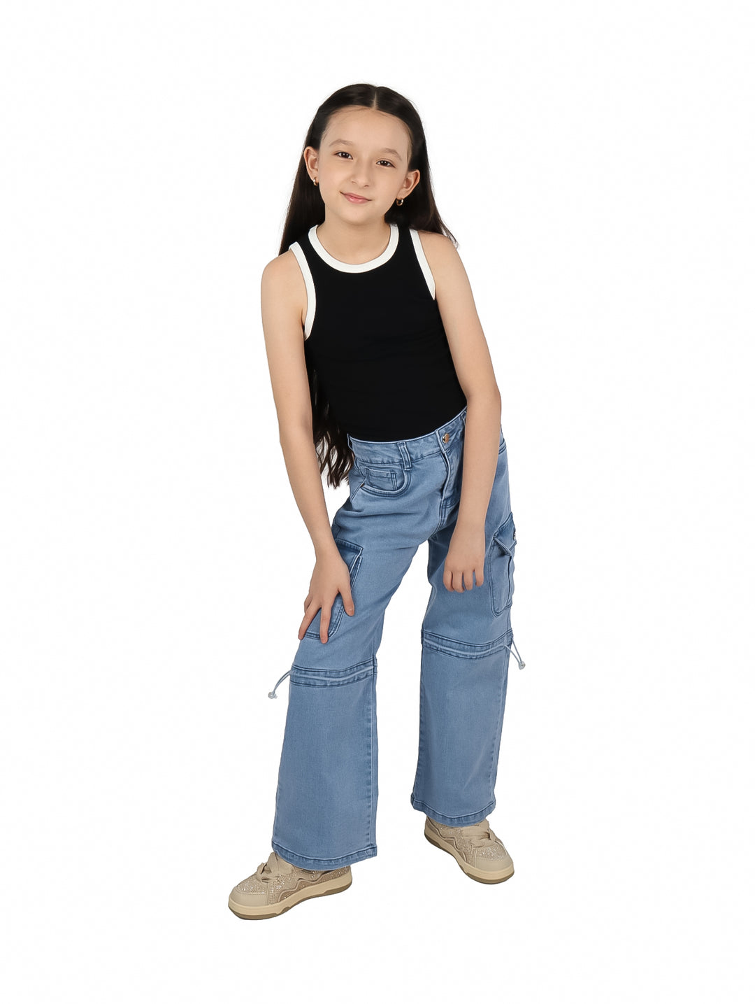 Pantalones cargo de mezclilla azul claro para niña con bolsillos laterales y detalles en las rodillas.