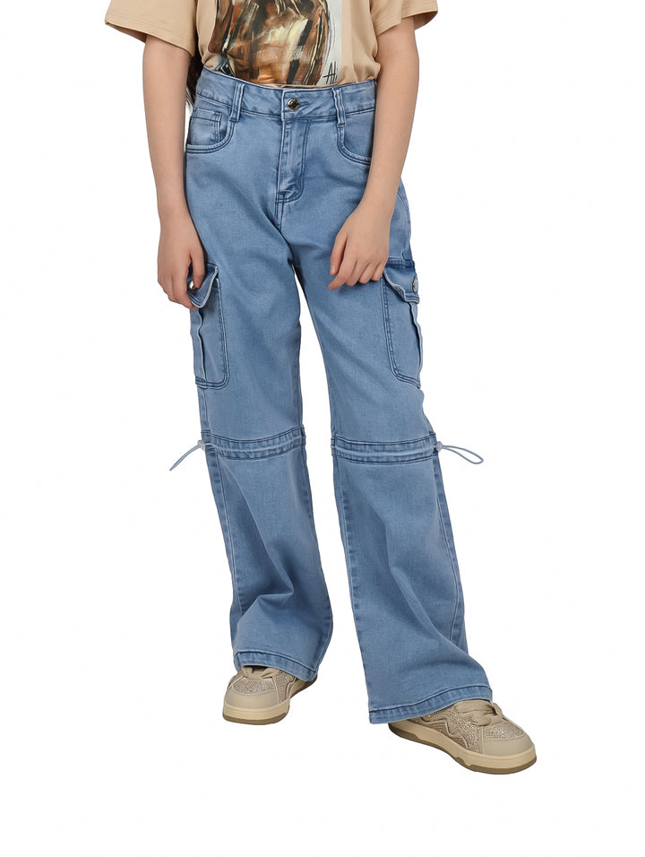 Pantalón de mezclilla azul claro para niña con bolsillos laterales y pierna ancha.