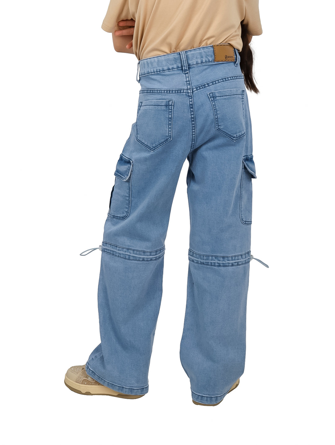 Pantalón de mezclilla azul claro para niña con bolsillos laterales y pierna ancha.