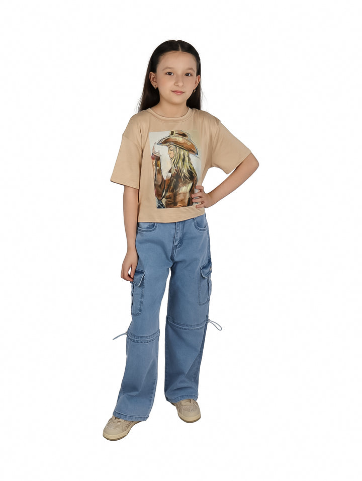 Pantalón de mezclilla azul claro para niña con bolsillos laterales y pierna ancha.