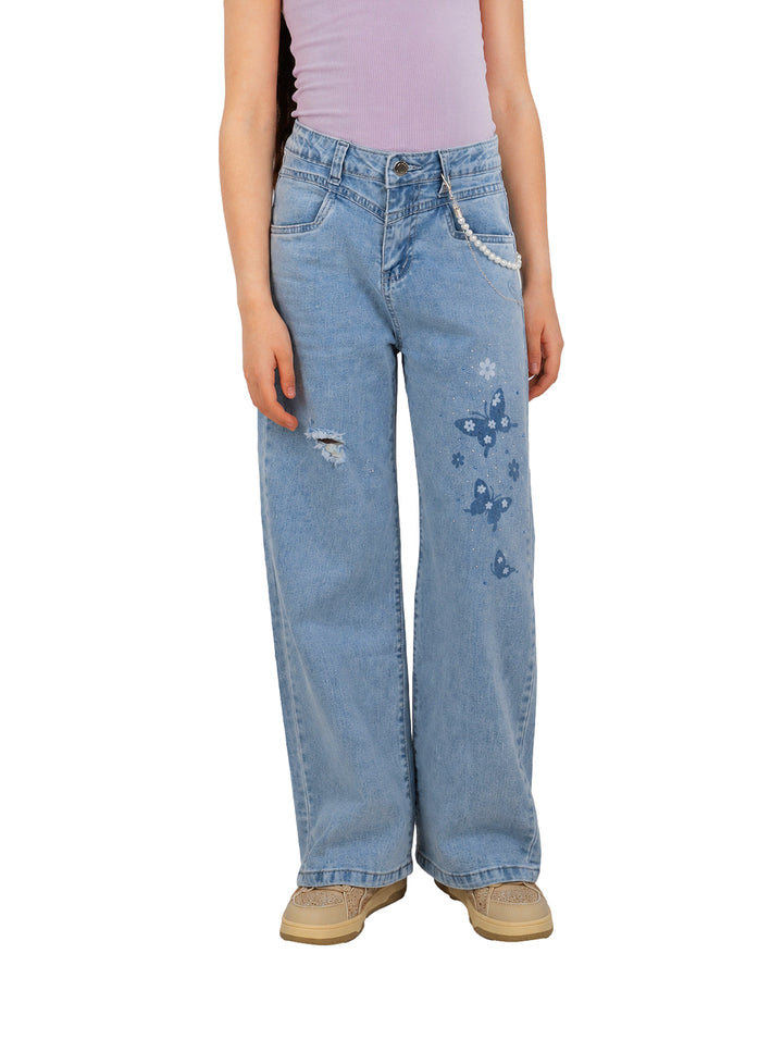 Jeans azul claro para niña con estampado de mariposas y pierna ancha.