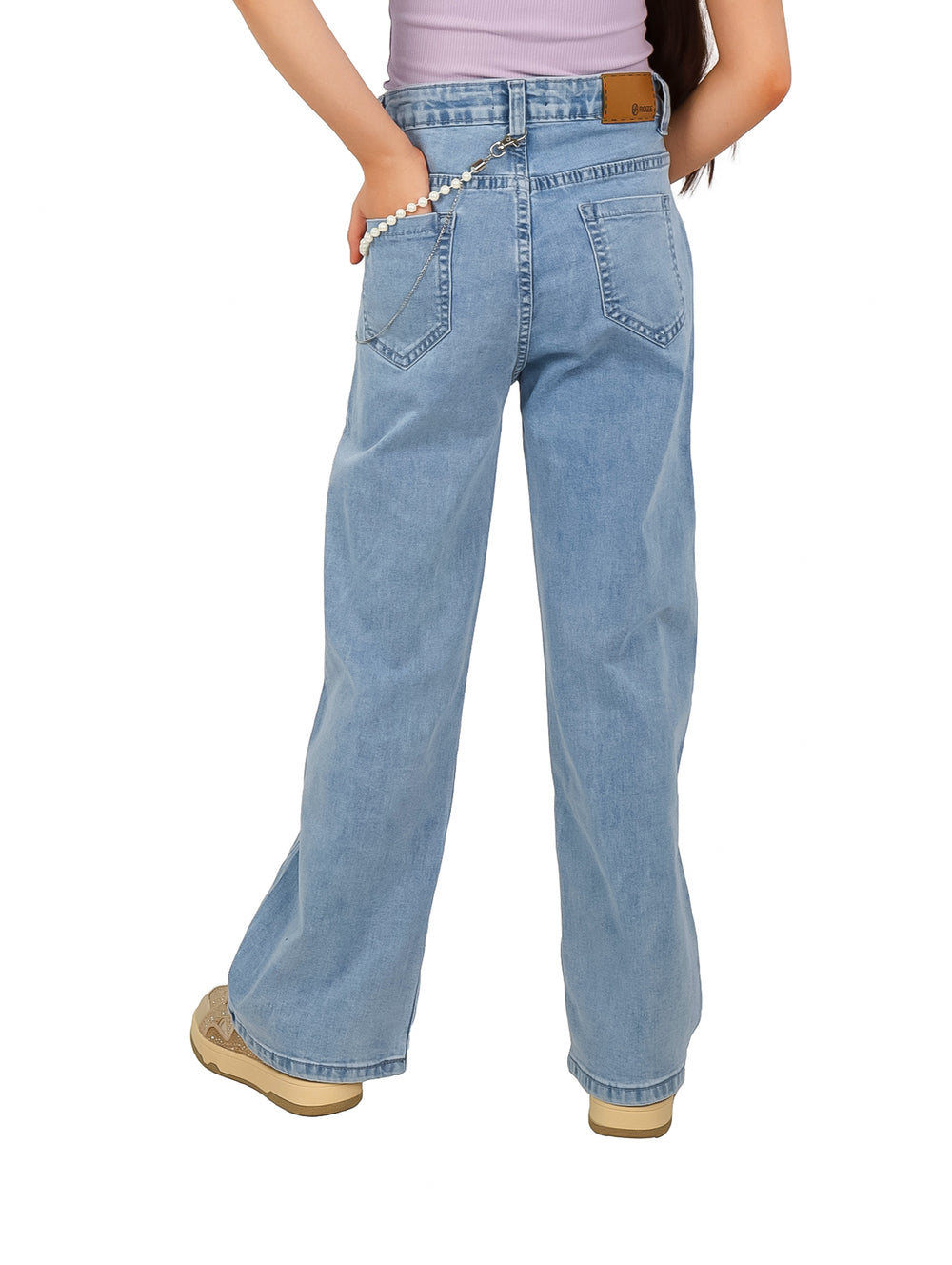 Jeans azul claro para niña con estampado de mariposas y pierna ancha.