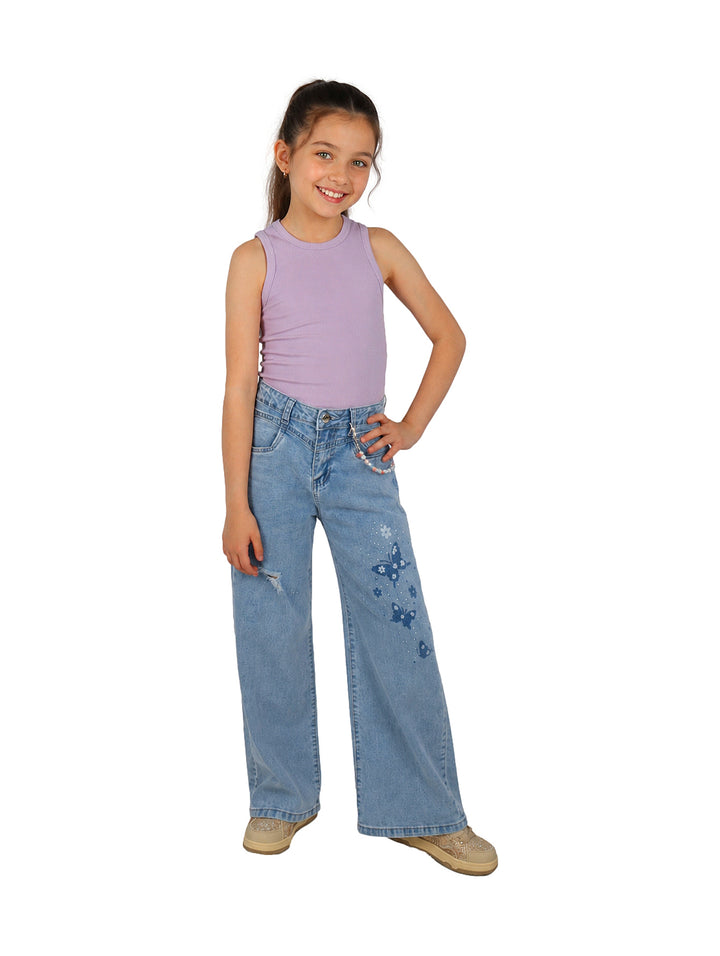 Jeans azul claro para niña con estampado de mariposas y pierna ancha.