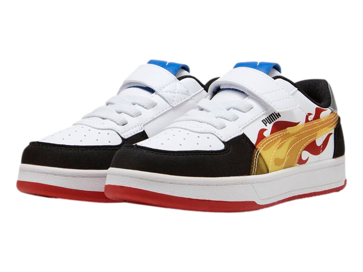 Tenis PUMA Caven 2.0 Hot Wheels en color blanco y negro con detalles amarillos y suela roja.