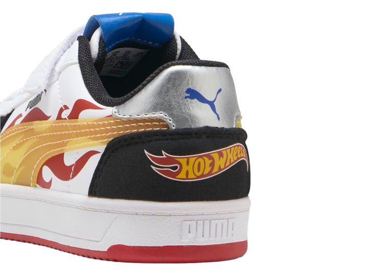 Tenis PUMA Caven 2.0 Hot Wheels en color blanco y negro con detalles amarillos y suela roja.