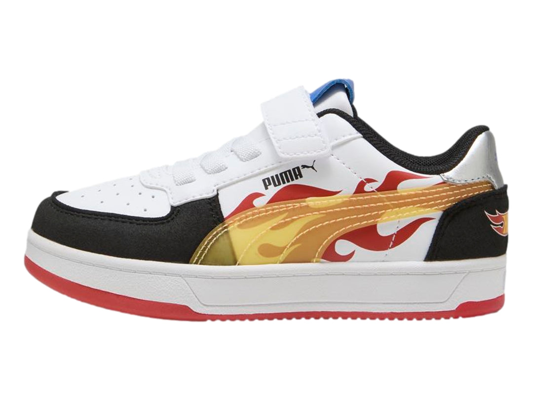 Tenis PUMA Caven 2.0 Hot Wheels en color blanco y negro con detalles amarillos y suela roja.