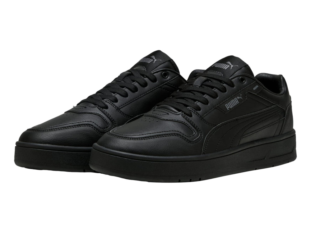 Tenis PUMA Court Classic Street en color negro total, vista lateral.