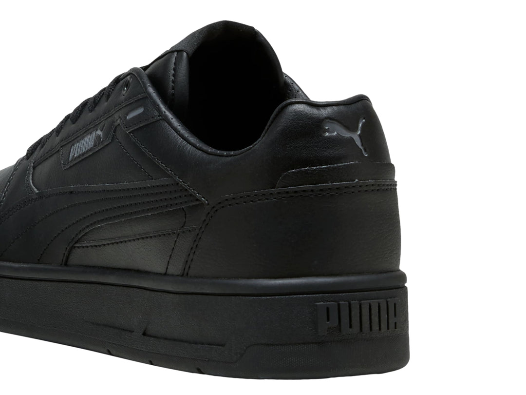 Tenis PUMA Court Classic Street en color negro total, vista lateral.