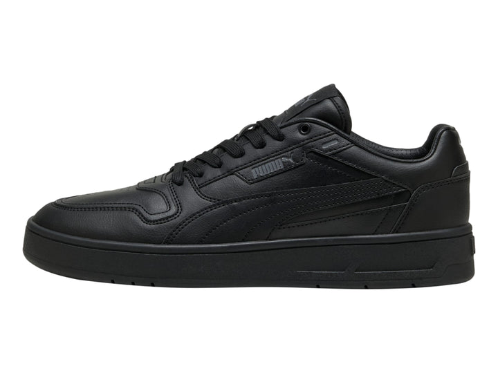 Tenis PUMA Court Classic Street en color negro total, vista lateral.