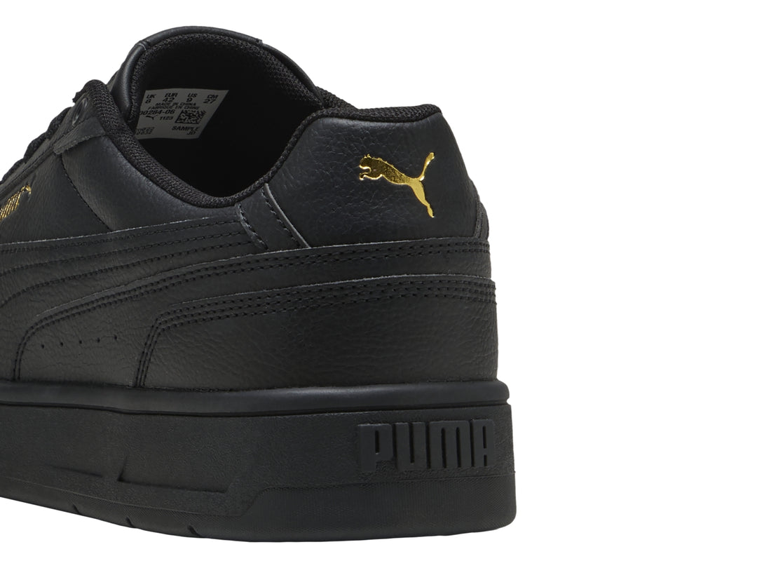 Tenis PUMA Court Classico color negro con suela plana y textura de cuero.