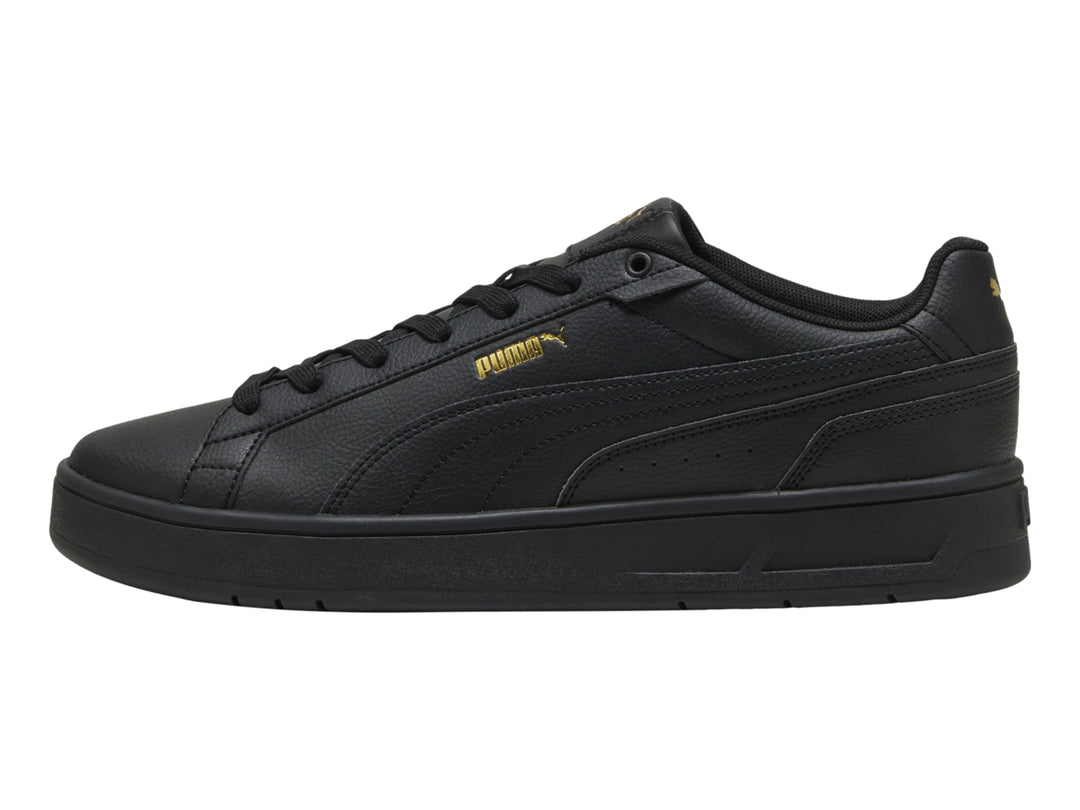 Tenis PUMA Court Classico color negro con suela plana y textura de cuero.