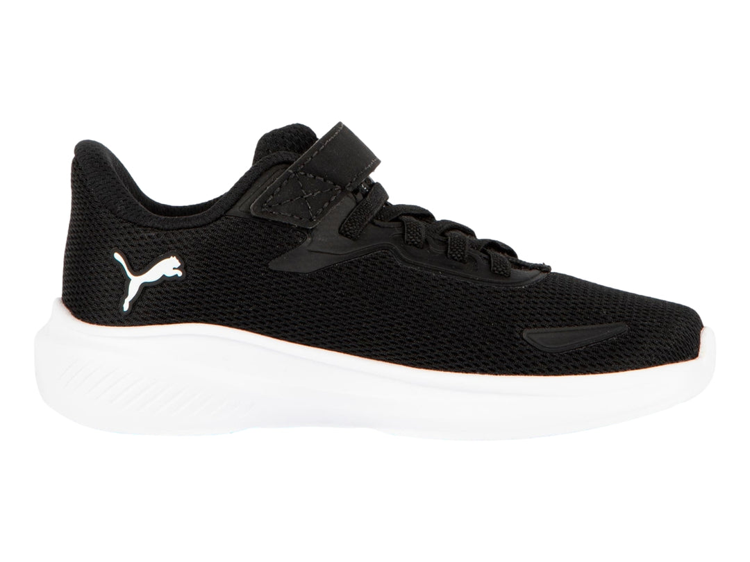 Tenis PUMA negros con suela blanca y correa de ajuste para niños.