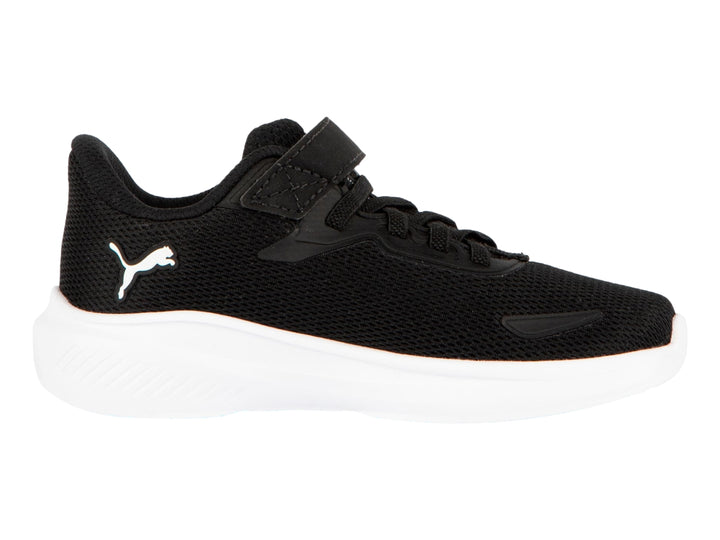 Tenis PUMA negros con suela blanca y correa de ajuste para niños.