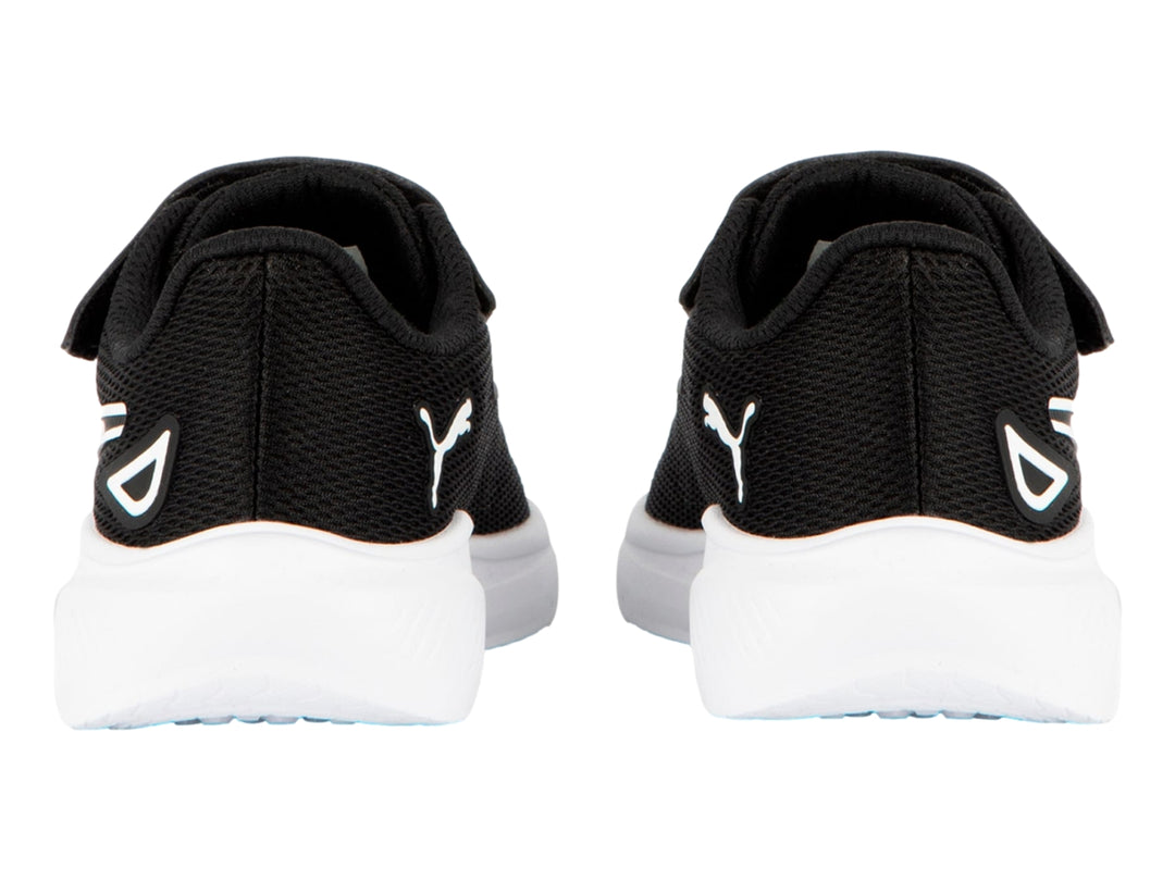 Tenis PUMA negros con suela blanca y correa de ajuste para niños.