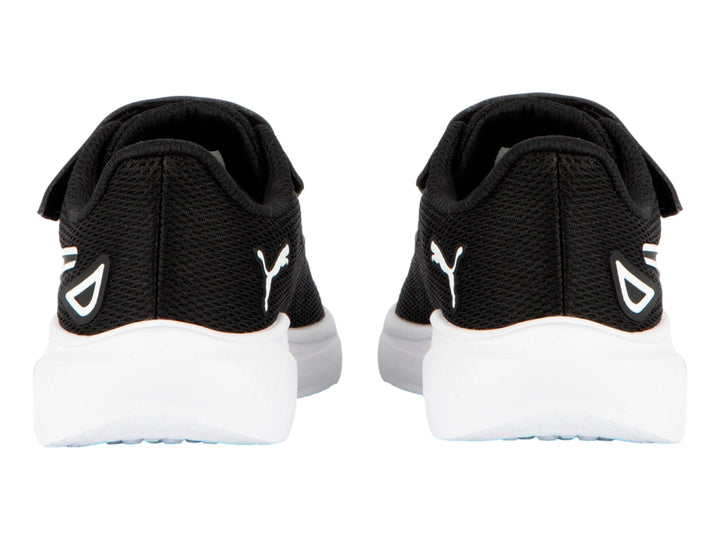 Tenis PUMA negros con suela blanca y correa de ajuste para niños.