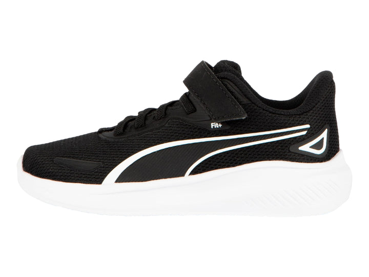 Tenis PUMA negros con suela blanca y correa de ajuste para niños.