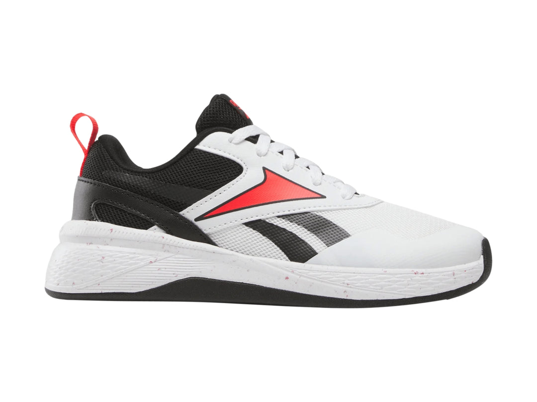 Tenis deportivos Reebok Nano Play en color blanco con detalles en negro y rojo para niños.