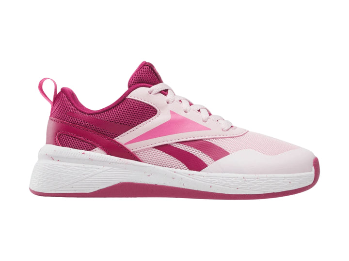Tenis deportivos Reebok color rosa y blanco con suela blanca y detalles en rosa intenso.