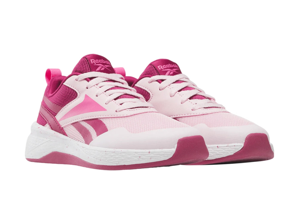 Tenis deportivos Reebok color rosa y blanco con suela blanca y detalles en rosa intenso.