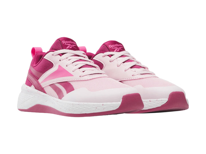 Tenis deportivos Reebok color rosa y blanco con suela blanca y detalles en rosa intenso.