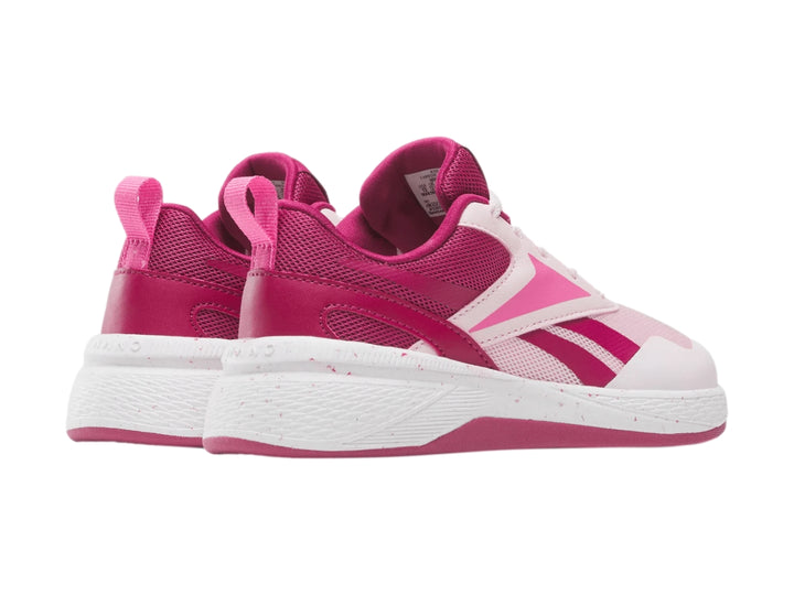Tenis deportivos Reebok color rosa y blanco con suela blanca y detalles en rosa intenso.