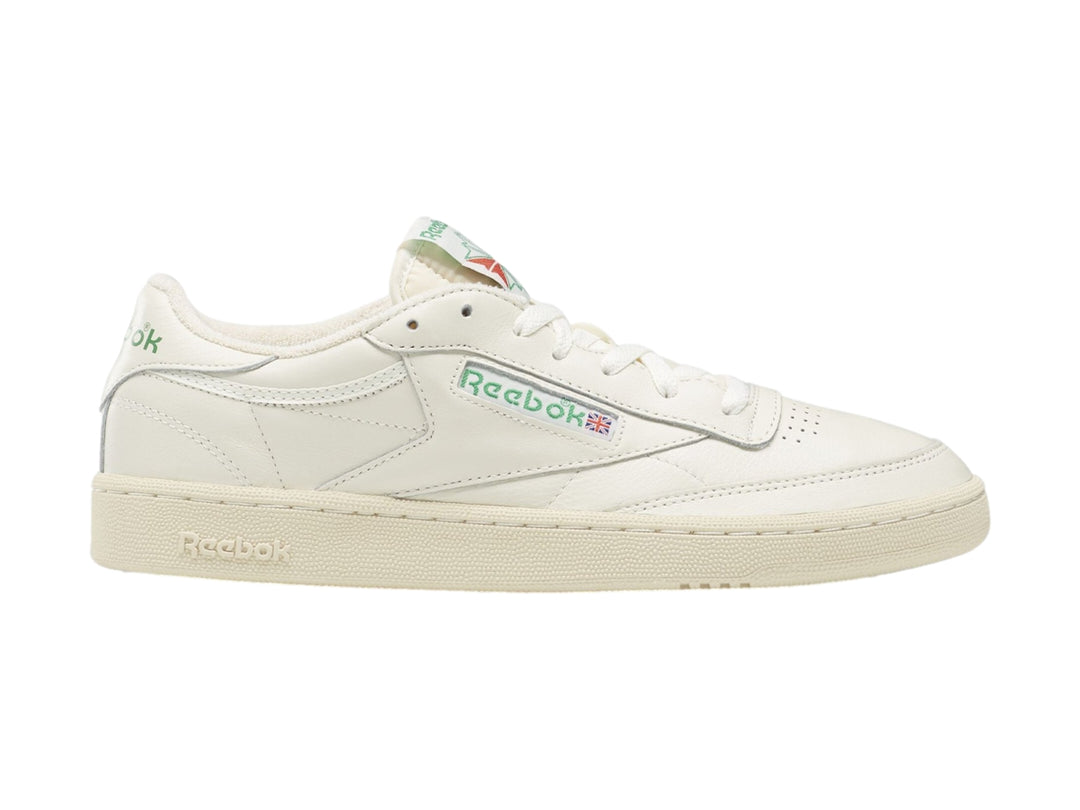 Tenis blancos Reebok Club C 85 Vintage con suela color crema y detalles coloridos.