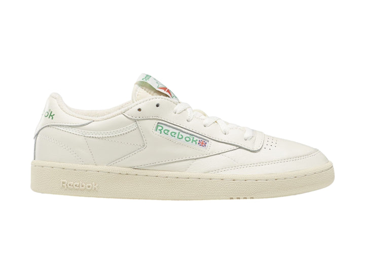 Tenis blancos Reebok Club C 85 Vintage con suela color crema y detalles coloridos.